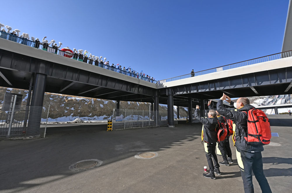 爱游戏电竞包含Doinb新星败北表现突出，雄鹿前途光明！赛场气氛高涨的词条